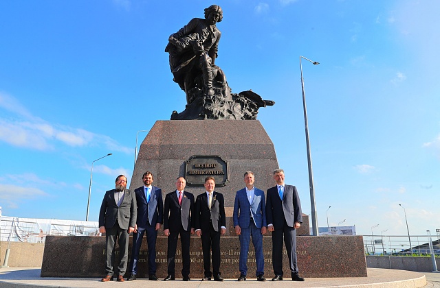 В Петербурге появился еще один памятник Петру Первому